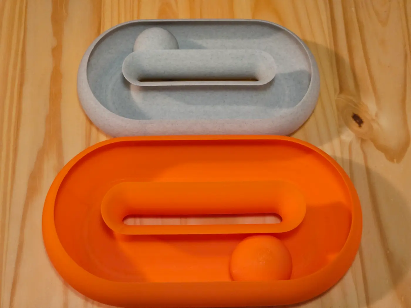 Brinquedo oval com bolinha