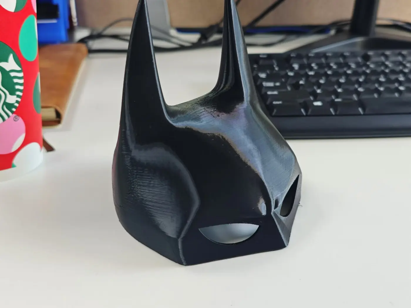 Capacete estilo herói para gato